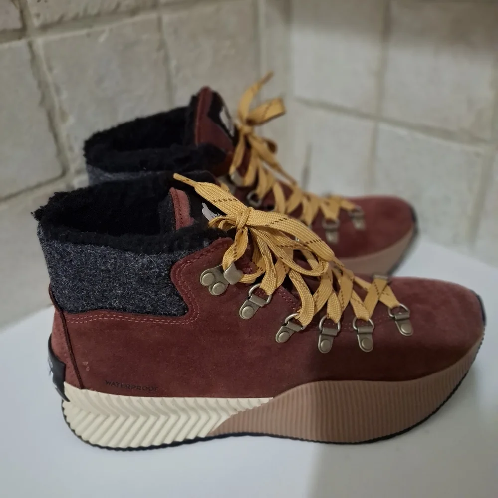 Sorel Out n About Suede Boots Size 8.5